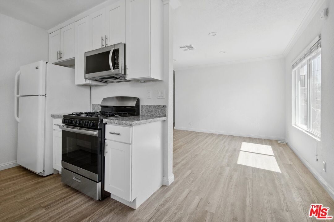 Property Photo:  6612 De Longpre Ave, Unit 5  CA 90028 