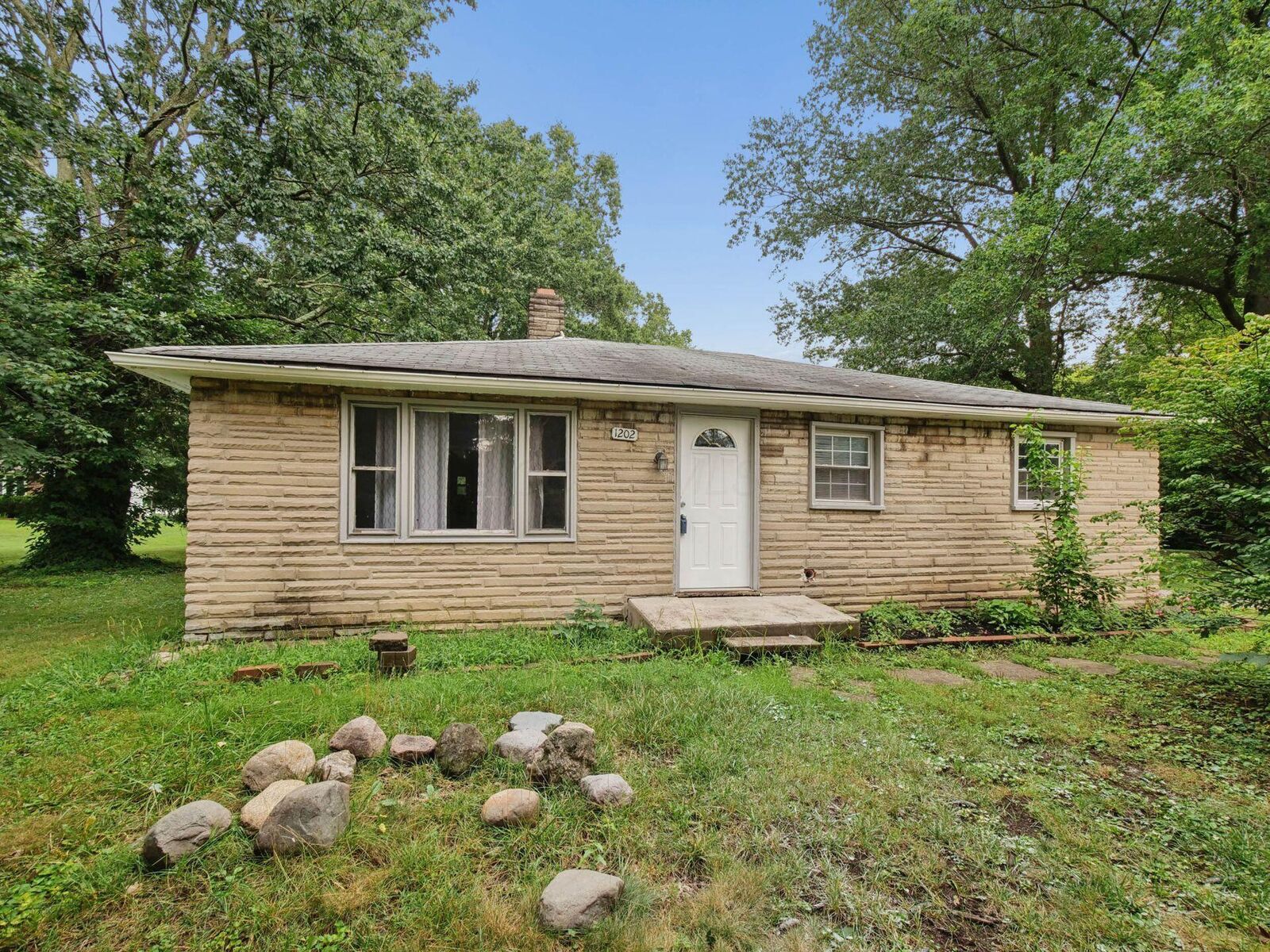 Property Photo: 1202 E Walnut Street OH 43081