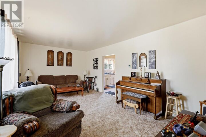 Property Photo:  902 Frontenac St  ON P6A 5K9 