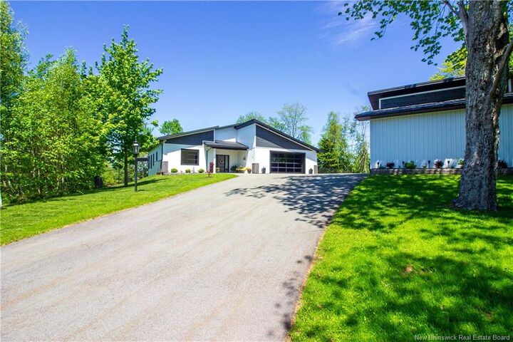 11 Robert Ross Boulevard — photo 1