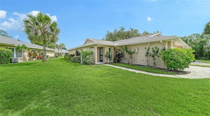 Property Photo: 5689 Evergreen Drive 18 FL 34233