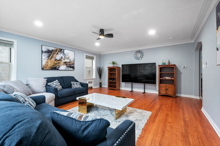 Property Photo: 6128 N Francisco Avenue IL 60659