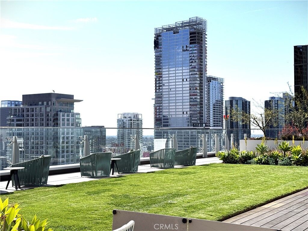 Property Photo: 877 Francisco 517 CA 90017