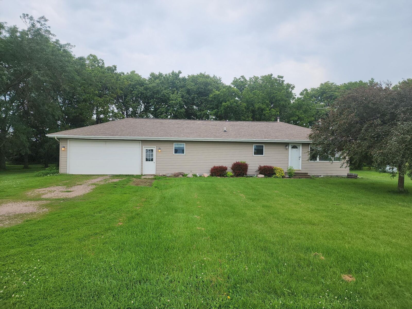 Property Photo: 1868 240th Avenue MN 56039