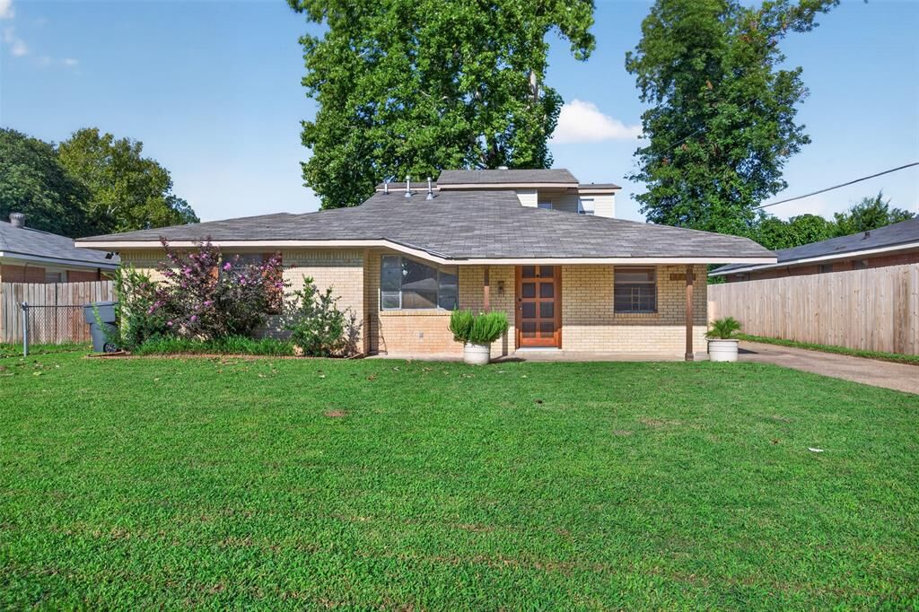 Property Photo:  2714 E Cavett Drive  LA 71104 