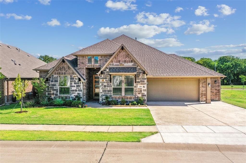 Property Photo:  218 Oakcrest Drive  TX 76247 