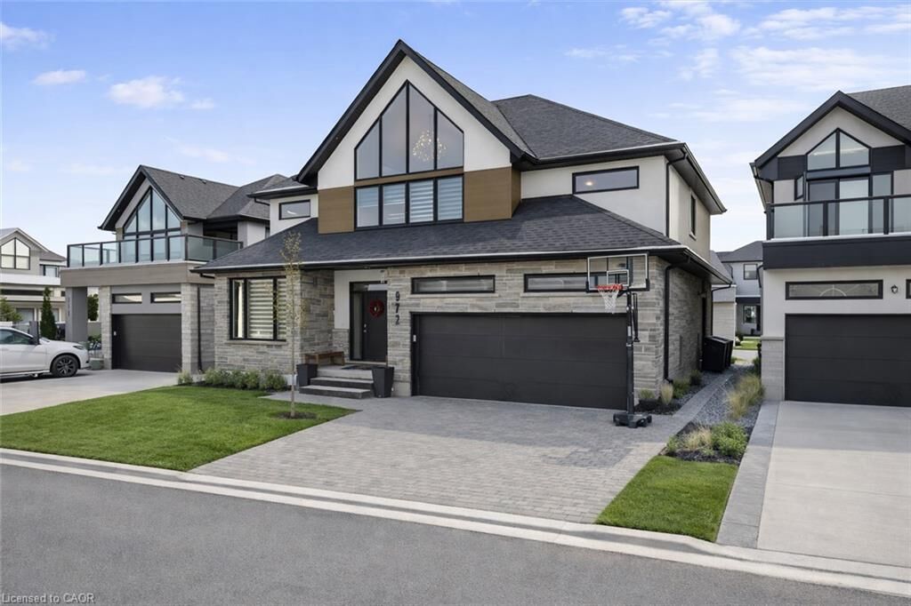 Property Photo: 972 Stonecliffe Walk 18 ON N2P 0K5