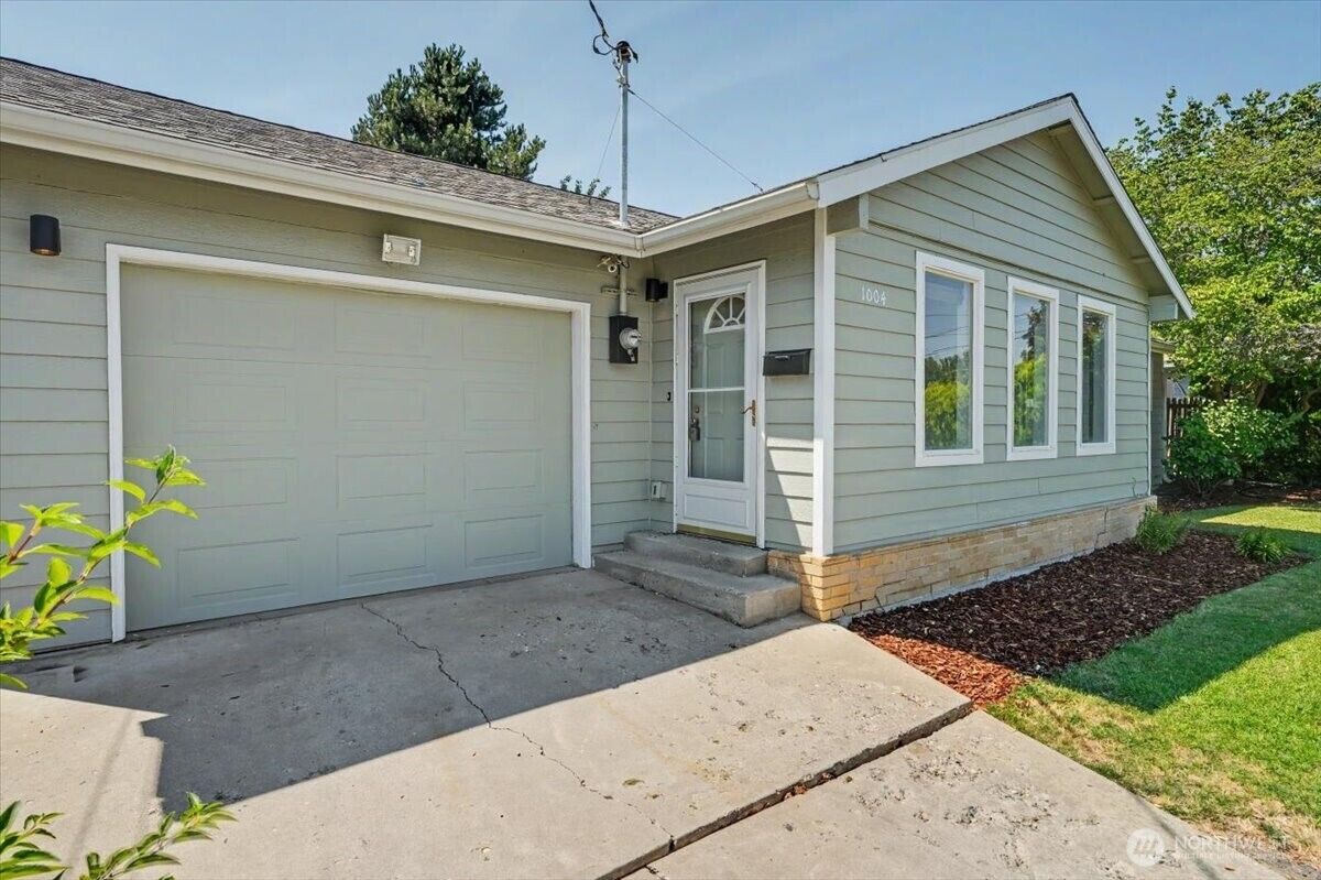 Property Photo:  1004  Vista Pl.  WA 98801 