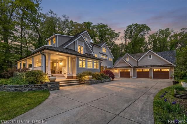Property Photo:  1041 Greentree Road  MI 48304 