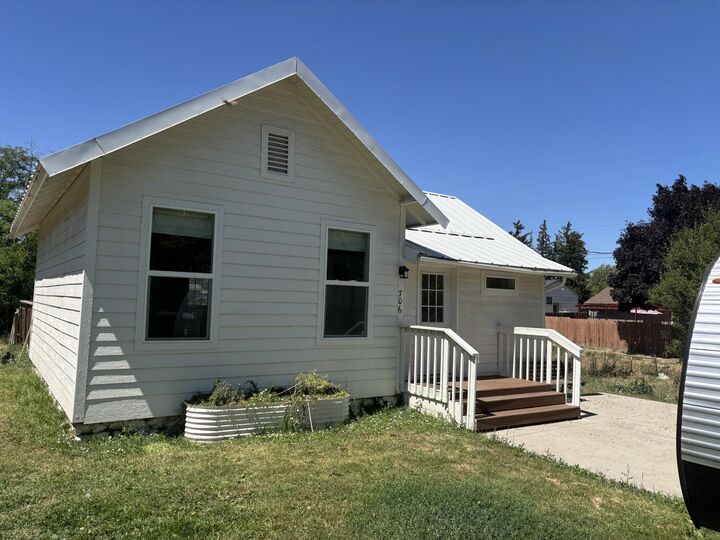 Property Photo:  706 11th St  WA 99122 