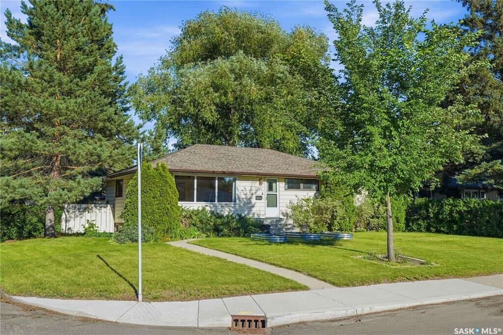 Property Photo: 2301 Cairns Avenue SK S7J 1T9