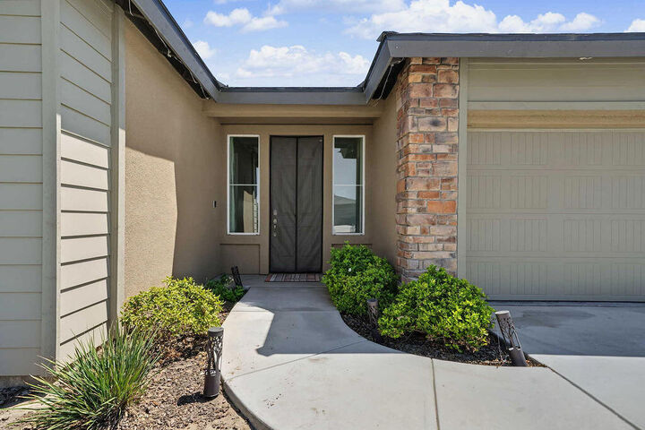 Property Photo: 1309 Eagle Creek Street CA 93307