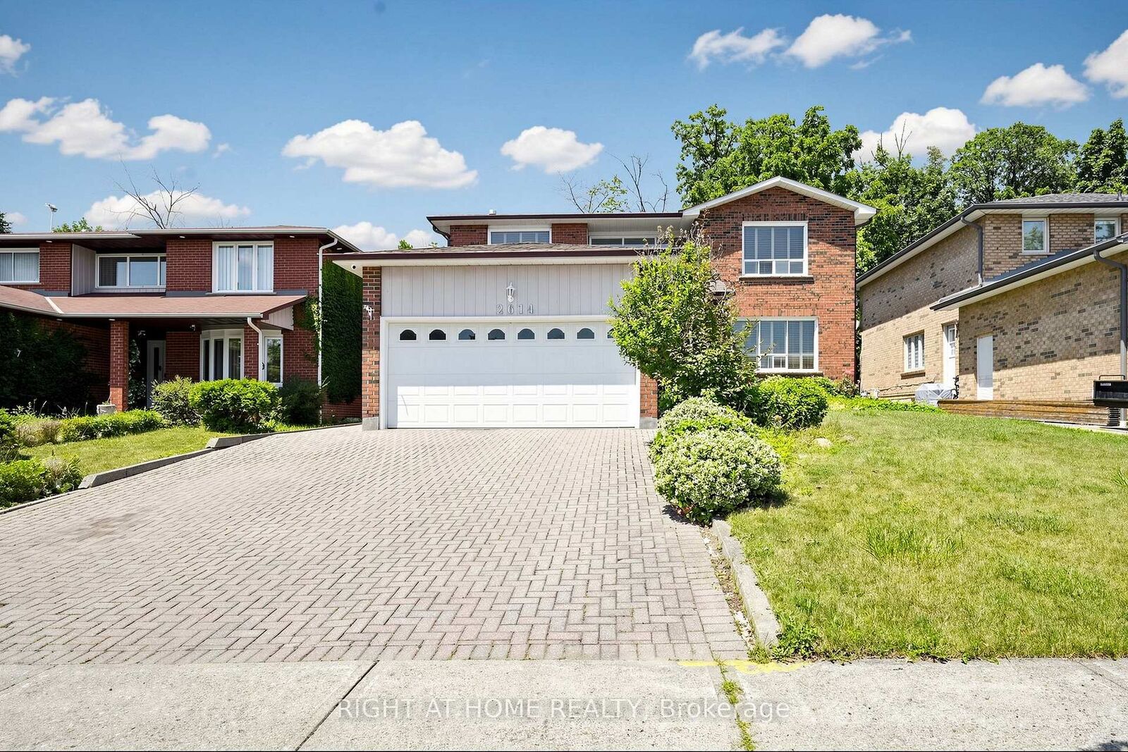 Property Photo: 2614 Pollard Drive ON L5C 3H1