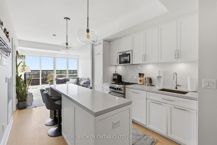 Property Photo:  25 Malcolm Road 606  ON M4G 0C1 