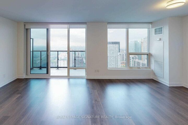 Property Photo:  18 Erskine Avenue 3401  ON M4P 0C9 