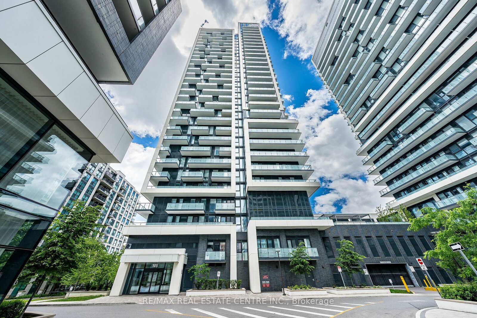 Property Photo: 105 Oneida Crescent 1909 ON L4B 0H6