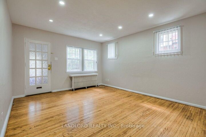 Property Photo:  16 Acacia Road Lower  ON M4S 2K4 
