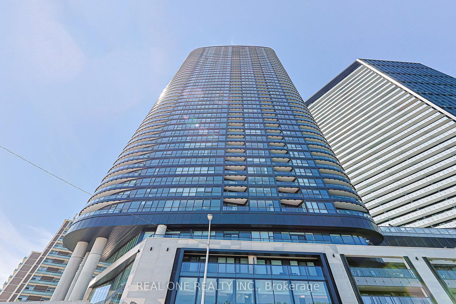Property Photo: 585 Bloor St East Street 821 ON M4W 0B3