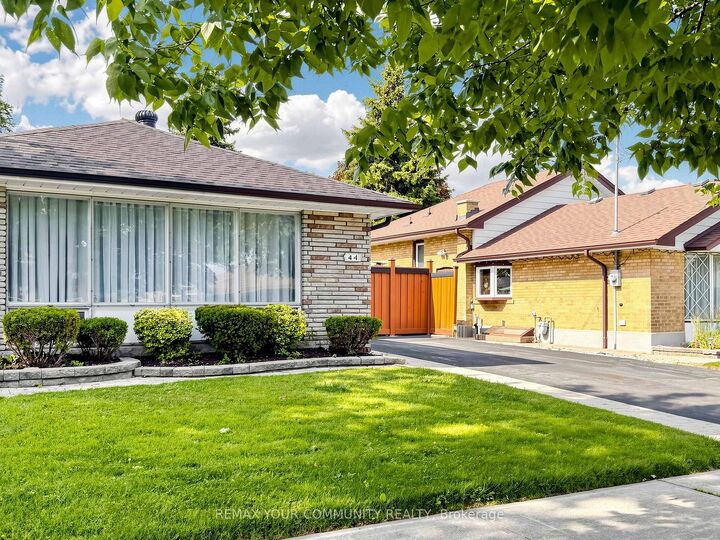 Property Photo:  44 Lewiston Road  ON M1P 1X9 