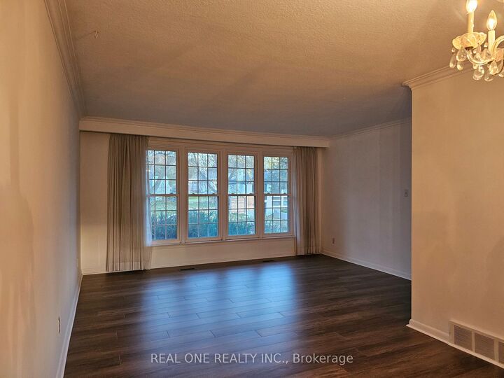 Property Photo: 6 Fairhill Crescent ON M3A 1N6