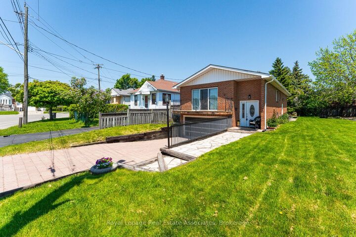 Property Photo: 1069 Alexandra Avenue ON L5E 2A1