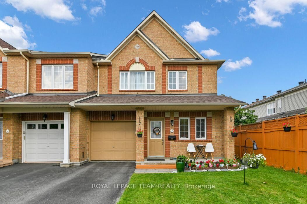Property Photo: 7 Karendale Street ON K2G 6V7