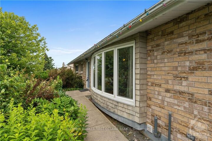 Property Photo:  12 Oakwood Avenue  ON K2E 6A5 