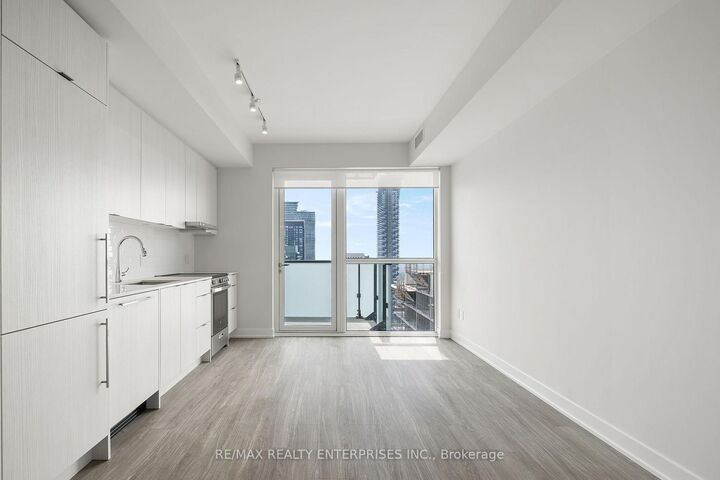 Property Photo:  4130 Parkside Village Drive 3509  ON L5B 0L7 