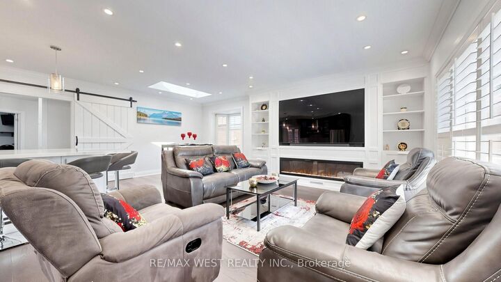 Property Photo:  555 McCowan Road  ON M1J 1J7 