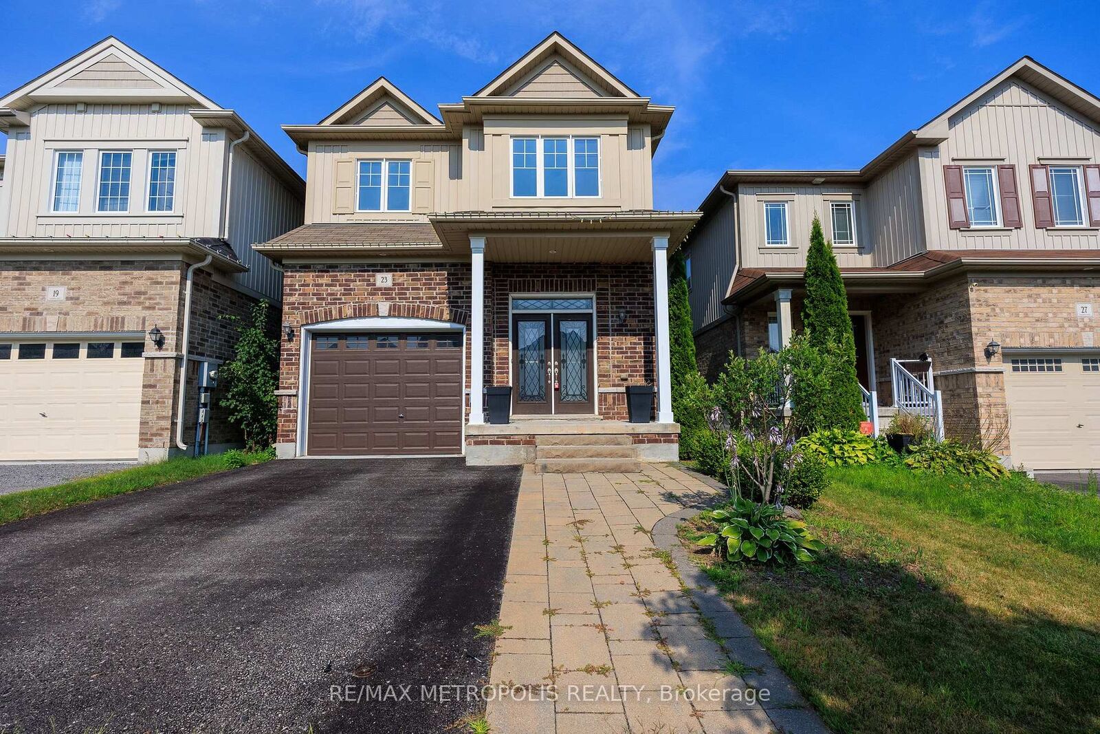 Photo de la propriété:  23 Gordon Cowling Street Bsmt  ON L1E 0G7 