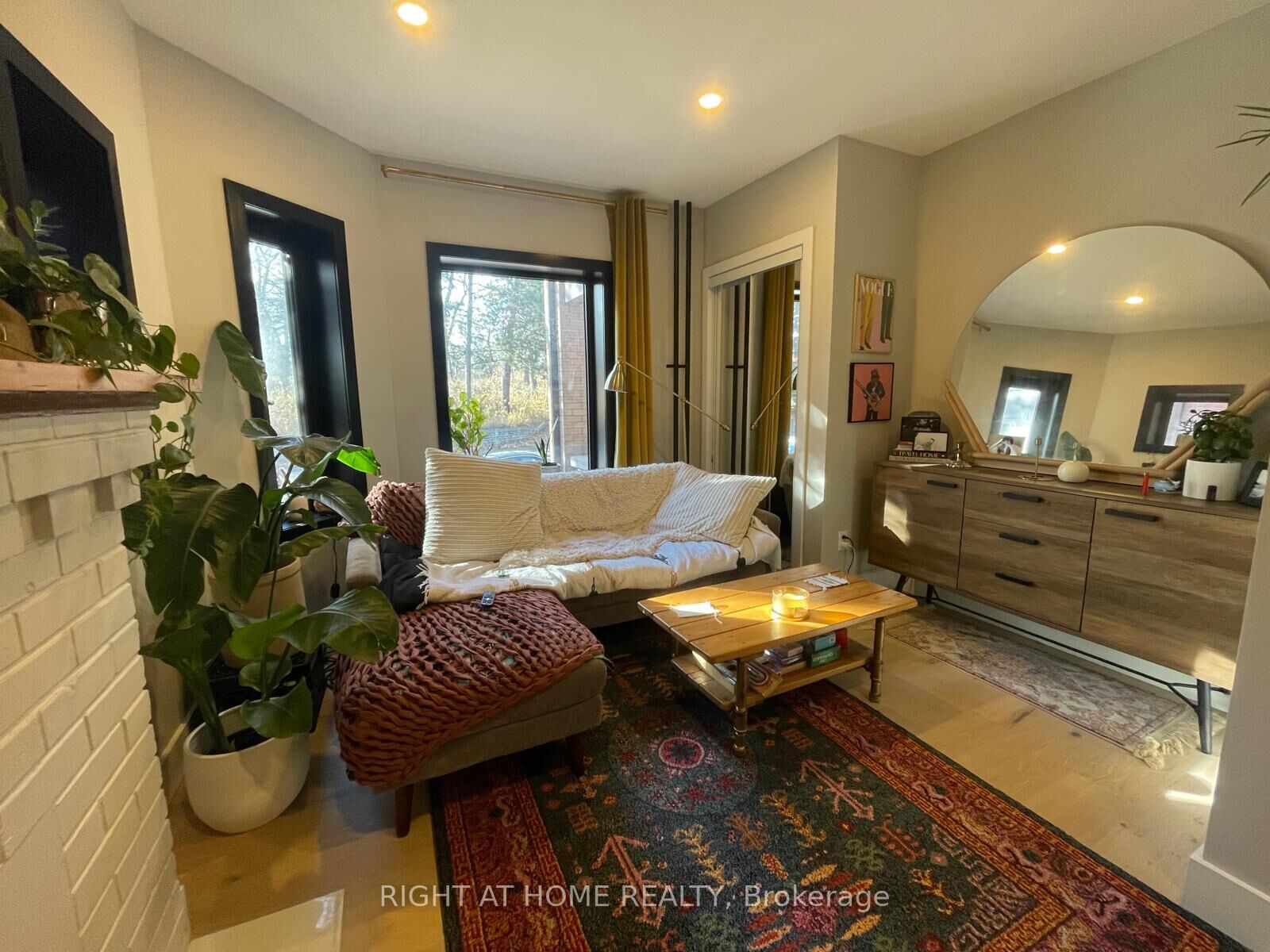 Property Photo: 363 Parkside Drive 1 ON M6R 2Z5