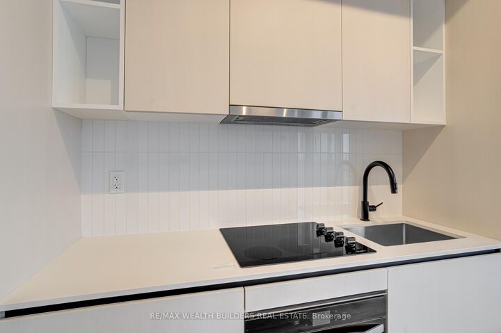 Property Photo: 1285 Dupont Street 2407 ON M6H 0E3
