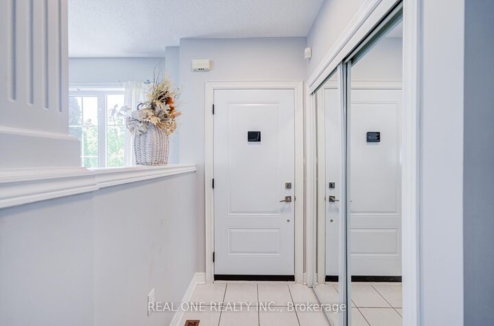 Property Photo: 5827 Rainspring Drive ON L5M 6X6