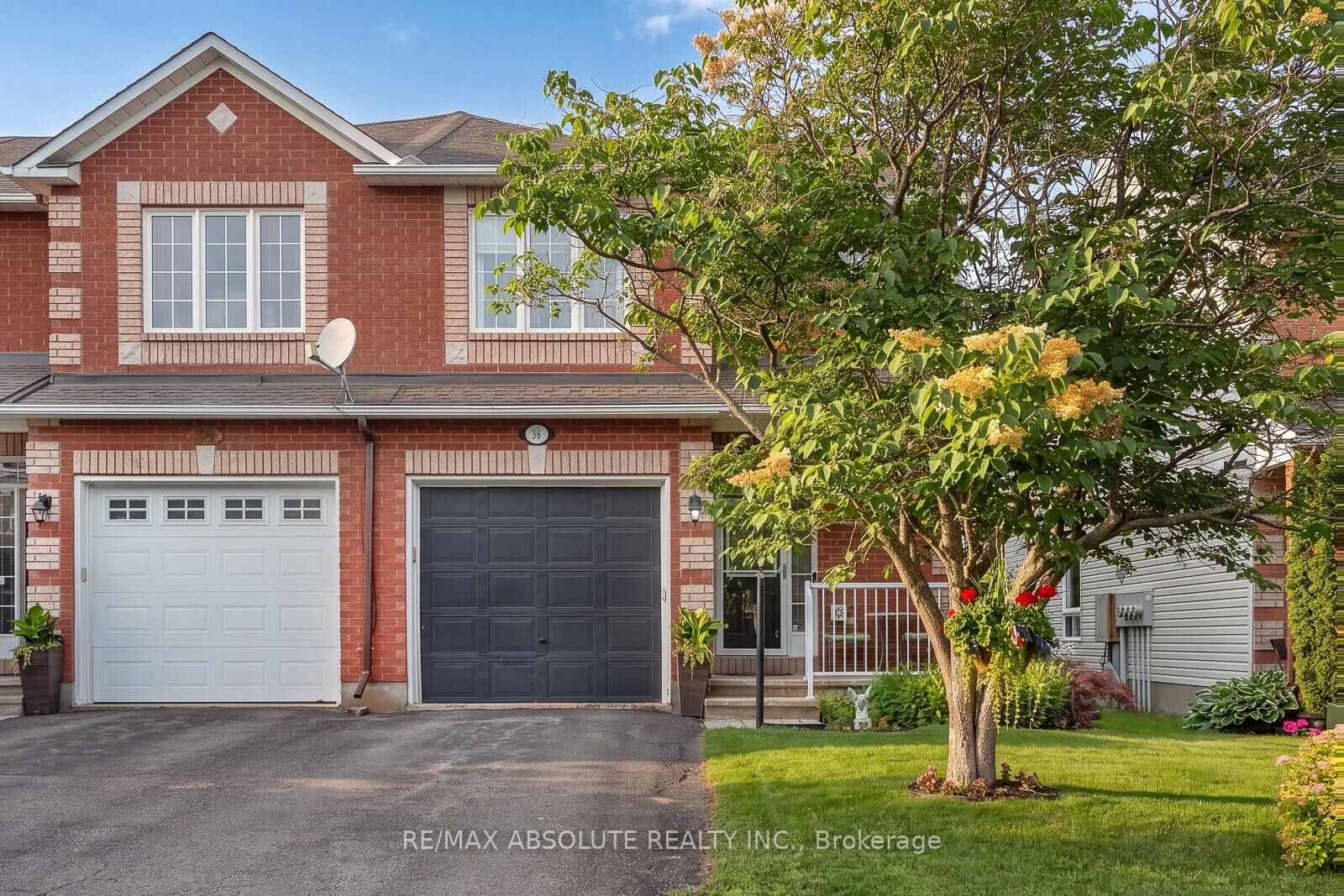 Property Photo: 36 Chantilly Gate ON K2S 2B1
