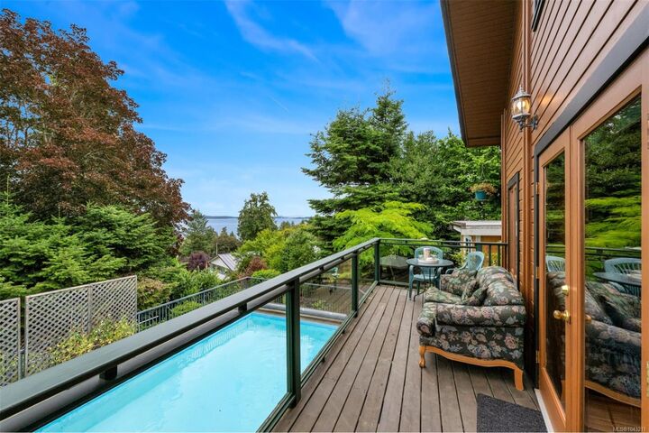 Property Photo:  2581 Seaview Rd  BC V8H 1C8 