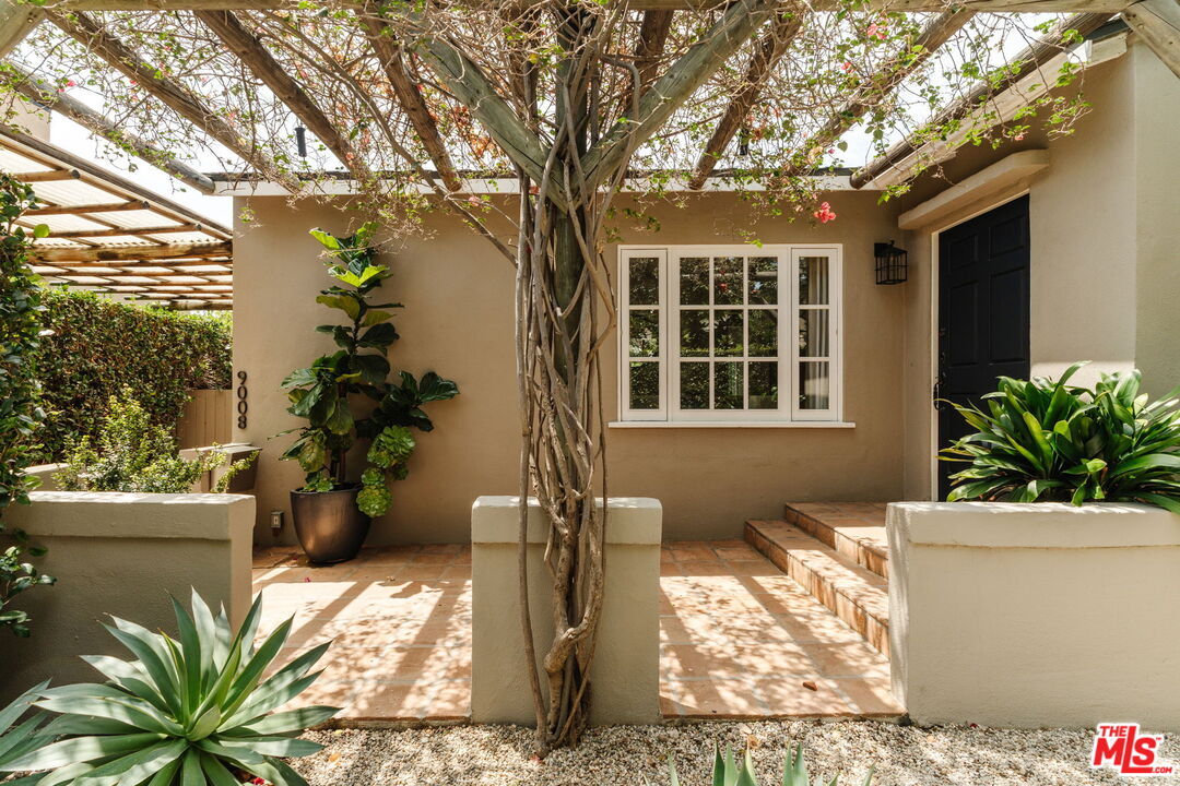 Property Photo:  9008 Elevado St  CA 90069 