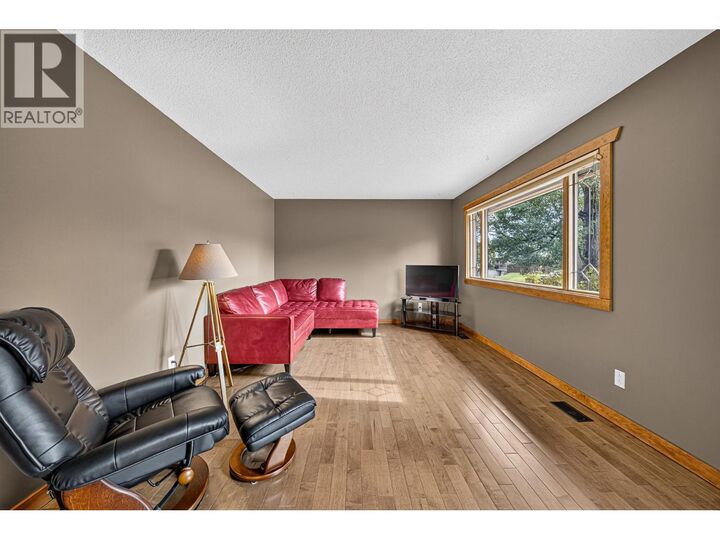 Property Photo: 405 Maple Street BC V0B 2G0