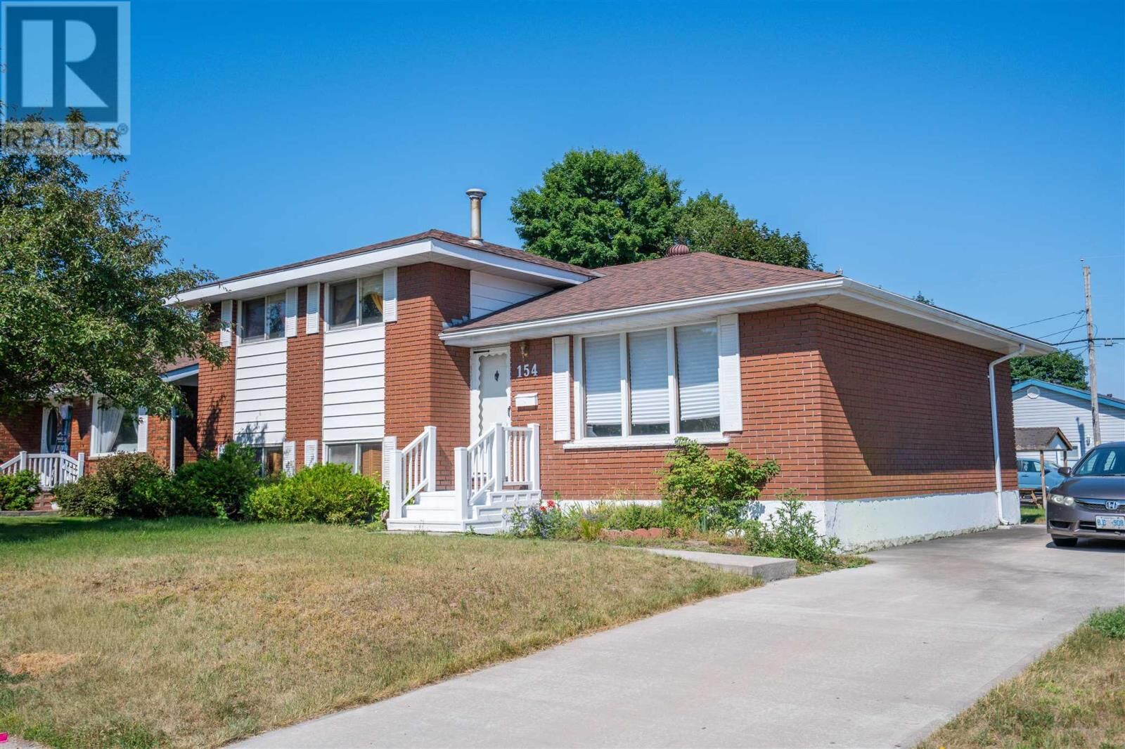 Property Photo: 154 Chambers Ave ON P6A 4V5