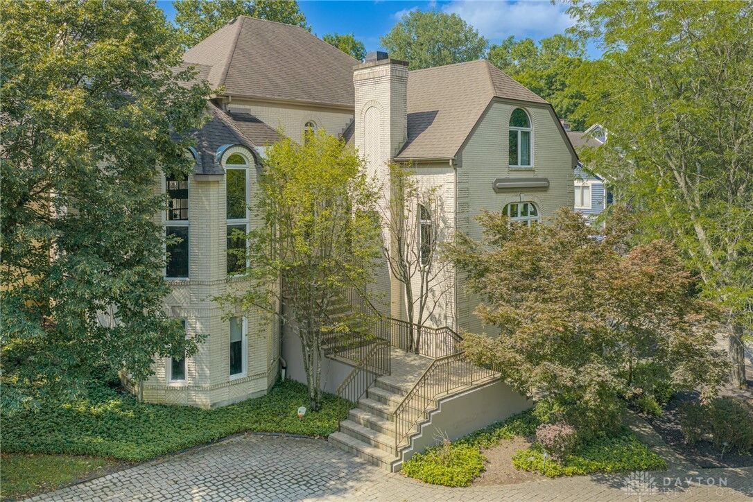 Property Photo: 1724 W Rahn Road OH 45459