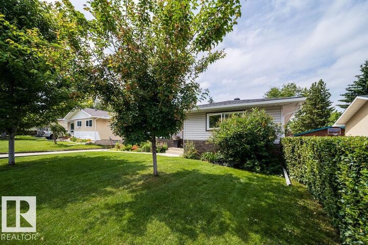 Property Photo: 34 Peacock Drive AB T8A 0A8
