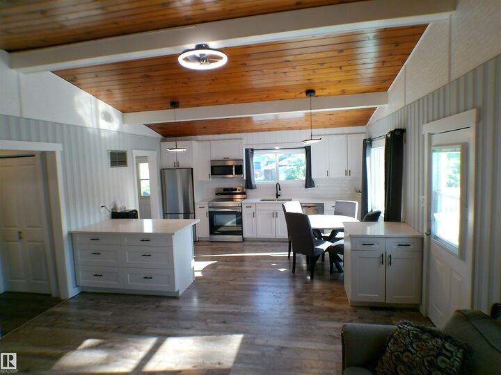 Property Photo:  708 7 Street  AB T0E 1A0 