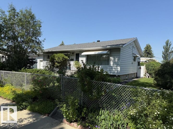 Property Photo:  9908 96A Avenue  AB T8L 1P6 