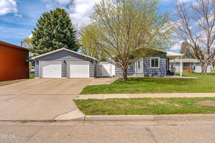 Property Photo: 1470 Eastwood Street ND 58504