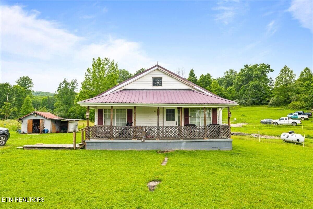 Property Photo: 982 Little White Oak Rd TN 37729