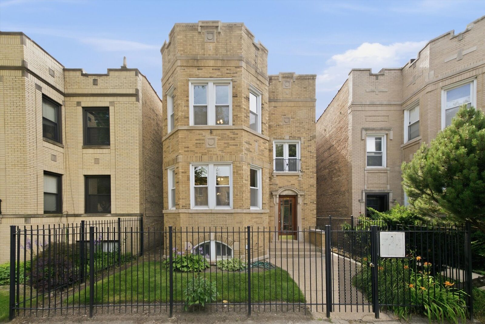Property Photo:  5706 N Maplewood Avenue  IL 60659 