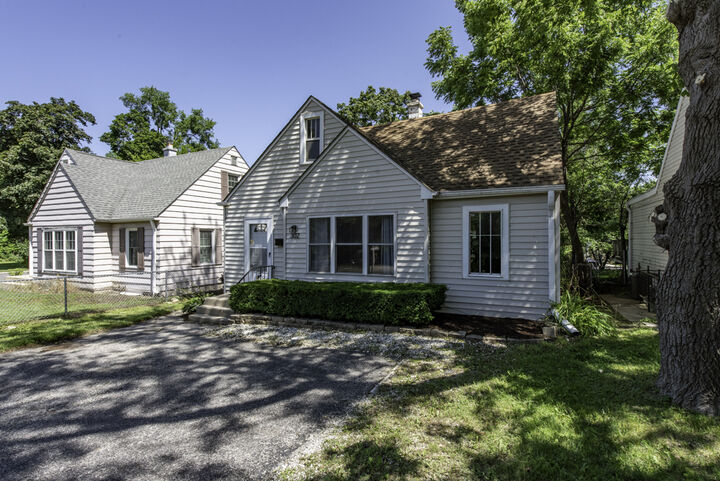 Property Photo: 302 E Washington Street IL 60073