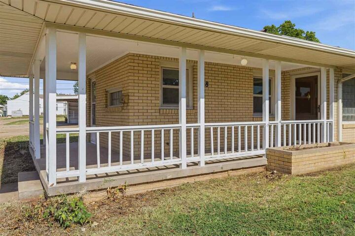 Property Photo:  828 N 5th  OK 74601 