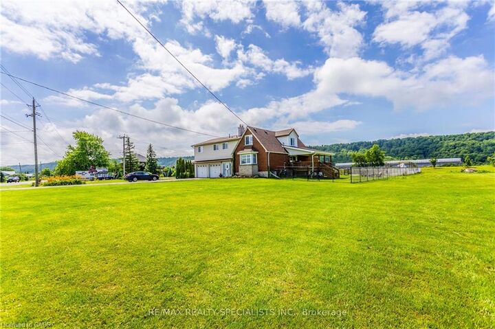 Property Photo:  