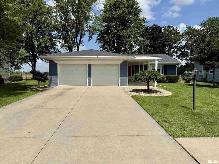 Property Photo: 1949 W Losey Street IL 61401
