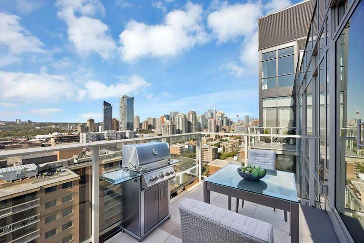 Property Photo:  1319 14 Avenue SW 1807  AB T3C 0W3 